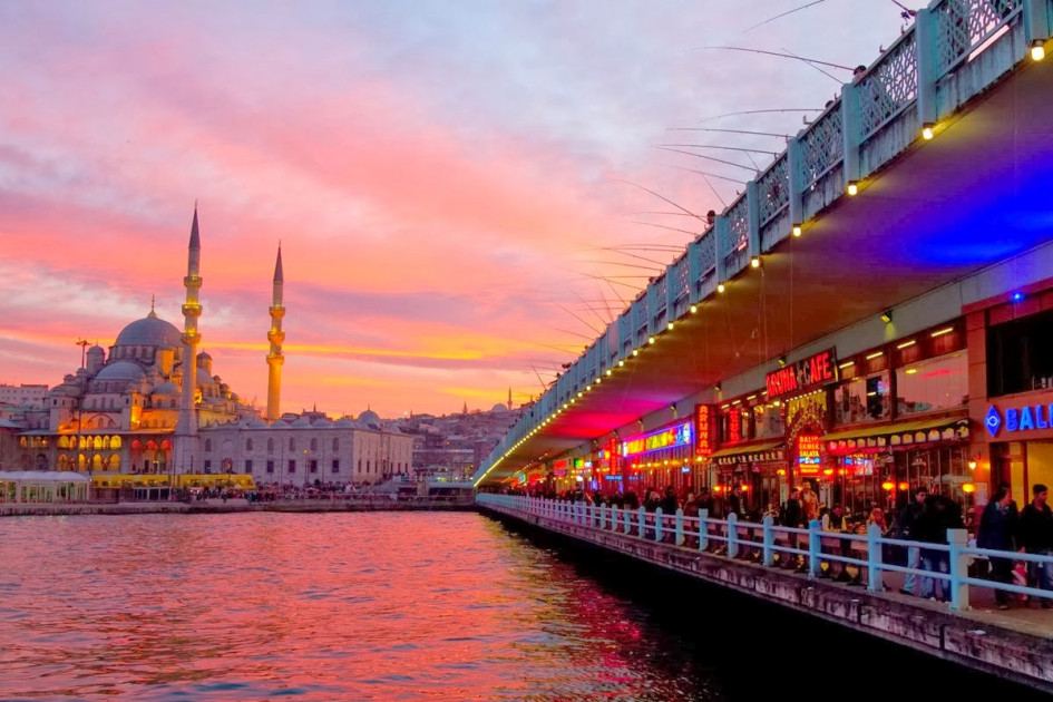 السياح يعودون إلى تركيا تدريجياً بعد تخفيف إجراءات الحظر