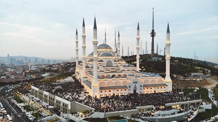 متى ستُقام صلاة العيد؟.. إليكم قائمة بمواقيت الصلاة في كافة الولايات التركية