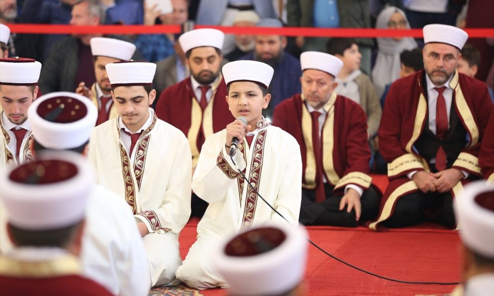 تخريج دفعة من حفظة القرآن الكريم في جامع الفاتح بمدينة إسطنبول (فيديو)
