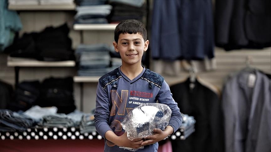 “الهلال التركي” يهدي كسوة العيد لـ 100 ألف سوري