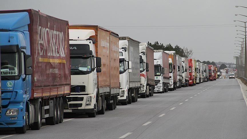 93 شاحنة مساعدات أممية تدخل إدلب عبر تركيا