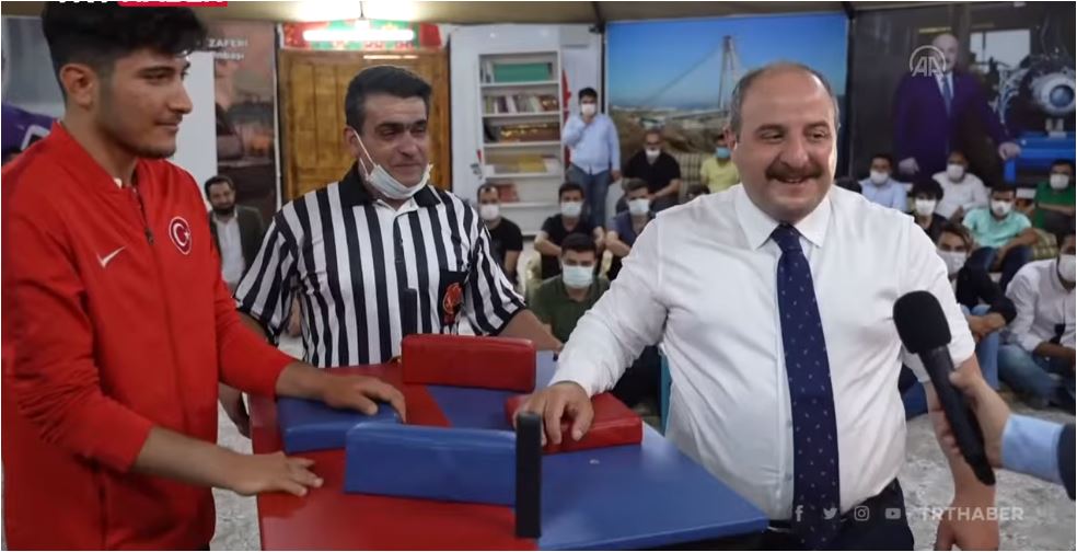 رد غير متوقع من أردوغان على طلب شاب تركي مبارزته في مصـارعة اﻷيدي ممازحاً (فيديو)