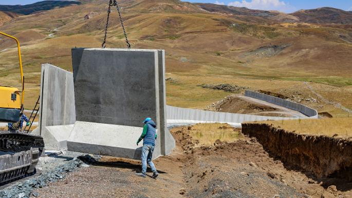 تركيا تجلي مواطنيها من أفغانستان بالتزامن مع بناء جدران على حدودها لكبح الهجرة