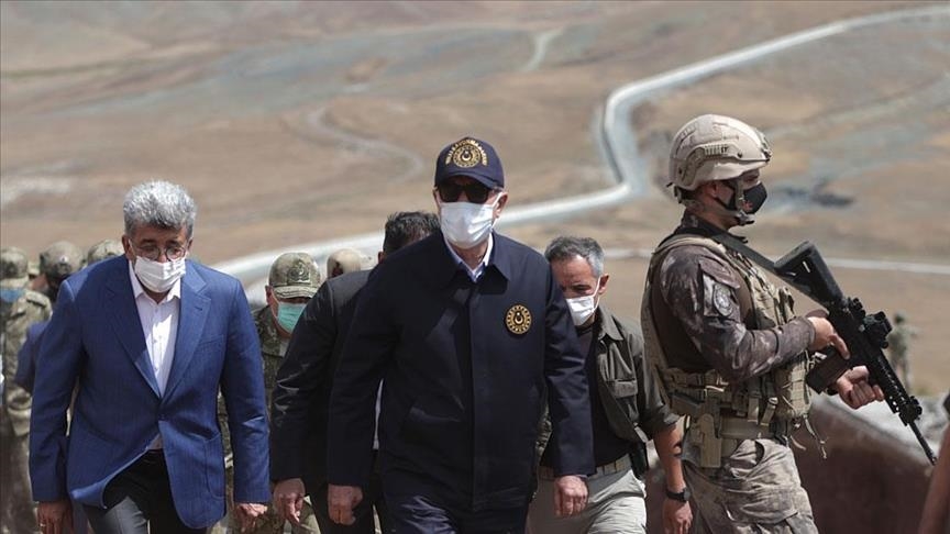 وزير الدفاع التركي يتفقد التدابير على الحدود مع إيران
