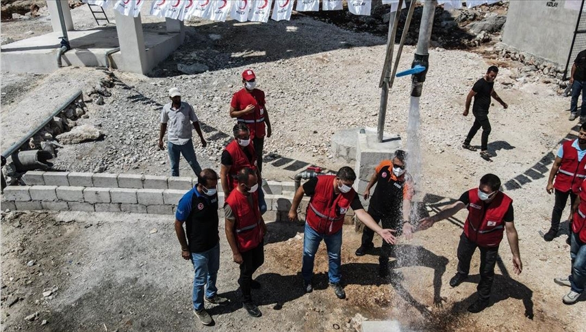 سوريا.. الهلال الأحمر التركي يفتتح خزان مياه ومسجداً في إدلب