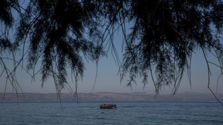 دون تزويدهم بسترات نجاه.. اليونان تُجبر مهاجرين على العودة إلى البحر وحصول حالات وفاة