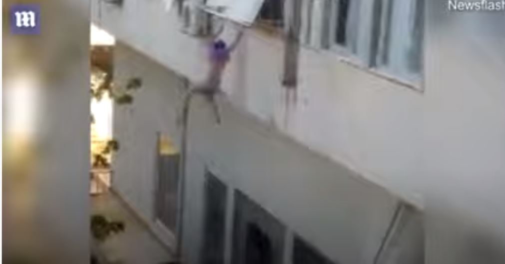اختطفها إيرانيون لبيعها.. مشاهد تقطع الأنفاس لشابة تقفز من النافذة هرباً من خاطفيها في تركيا (فيديو)