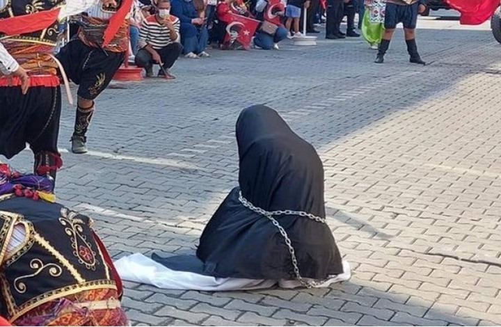 عرض تمثيلي لامرأة محجبة مقيدة بسلاسل يثير جدلا بتركيا