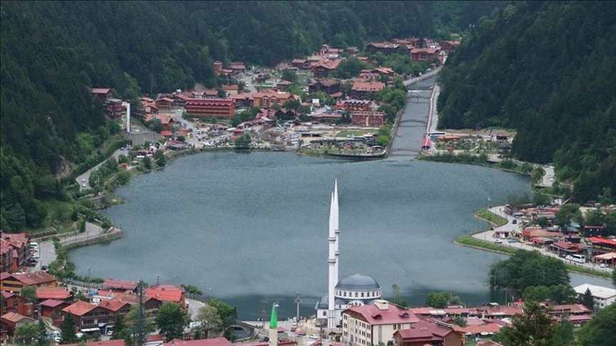 “أوزون غول”.. بحيرة تركية يغرق في حبها السياح