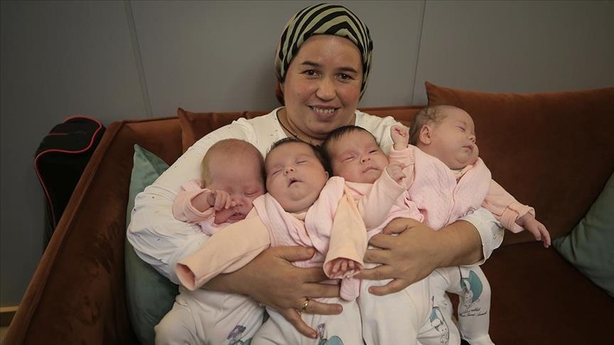 سيدة تركية تلتقي بتوائمها الأربعة بعد 57 يوما من الولادة