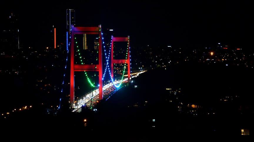 تركيا.. إضاءة جسر “السلطان محمد الفاتح” بألوان علم أوزبكستان.. لماذا ؟