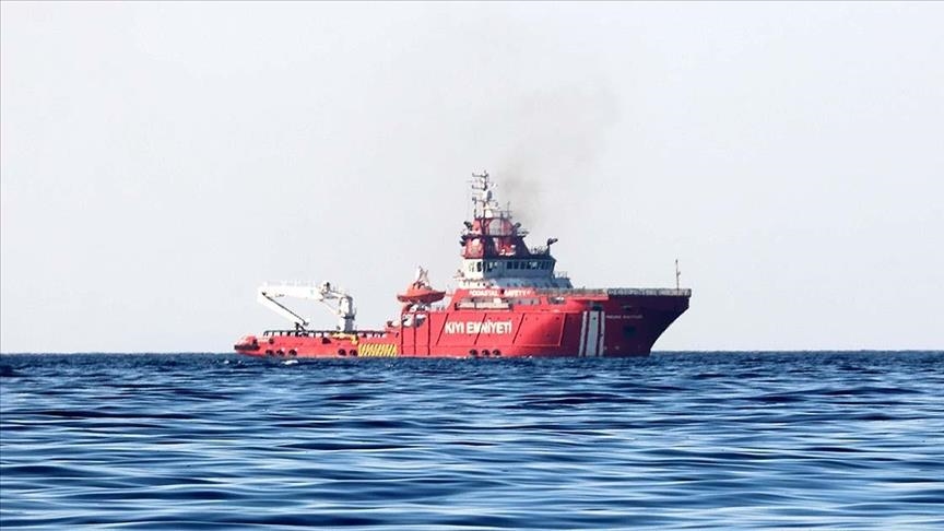 سفينة تركية تبدأ بالتعامل مع التسرب النفطي بمياه المتوسط