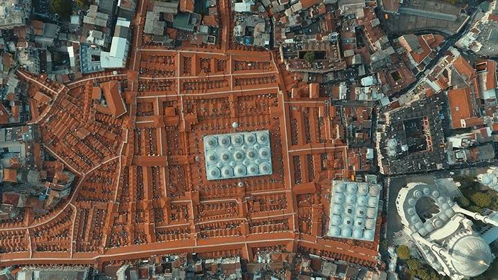 السوق المسقوف بإسطنبول.. أول “مول” تجاري في العالم قبل 560 عاماً