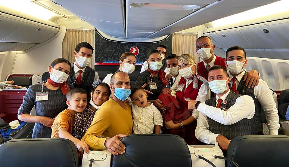 شاهد | ولادة طفل مغربي أثناء رحلة الخطوط الجوية التركية إلى شيكاغو