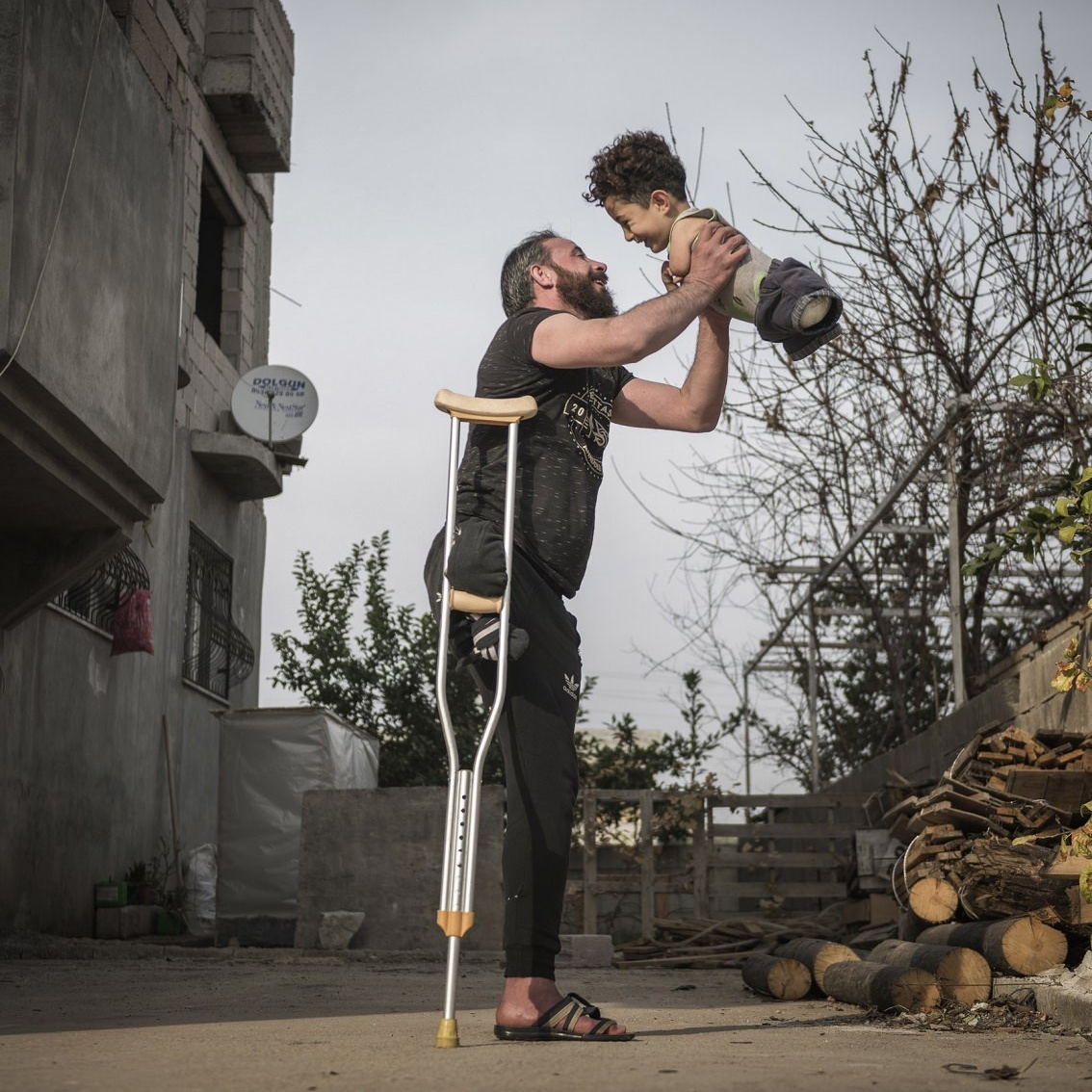 “مشقة الحياة”.. صورة أب سوري تفوز بجائزة “سيينا” الدولية