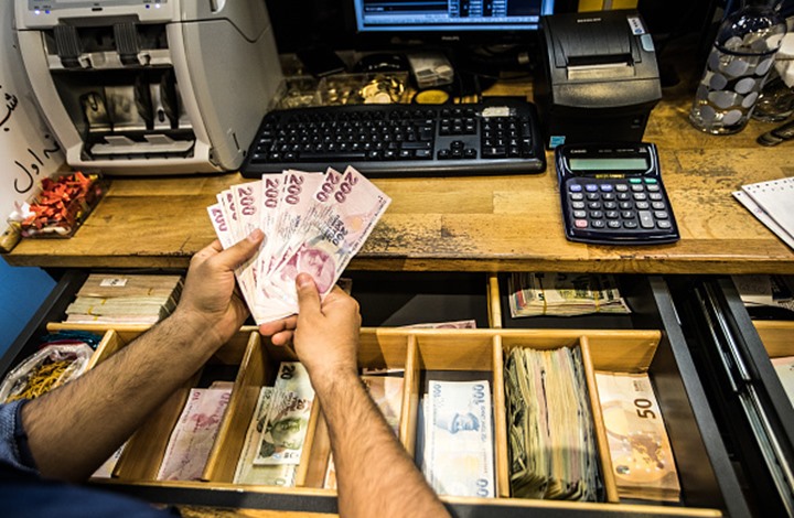 إقالات بالمركزي التركي تحرم الليرة من استثمار هبوط الدولار
