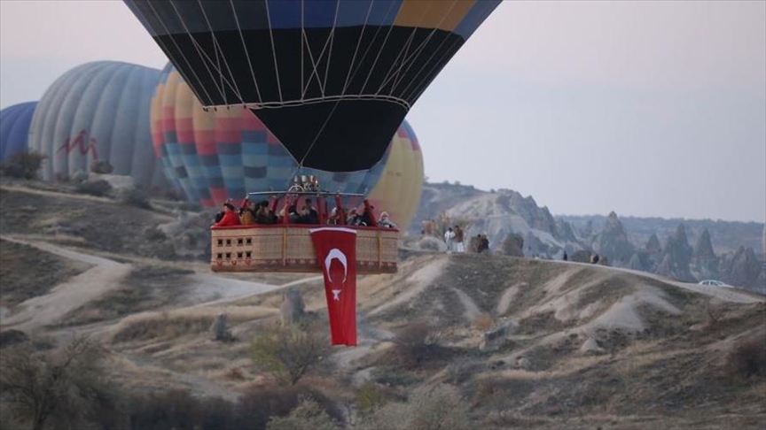 المناطيد في كبادوكيا تتزين بأعلام تركيا وصور أتاتورك