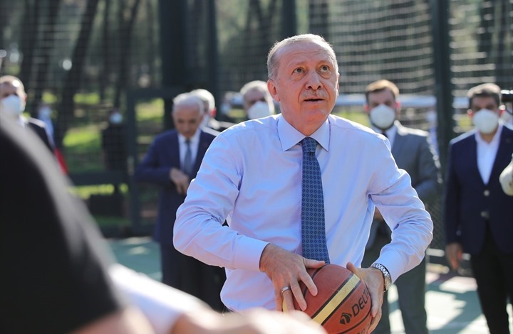 بعد هاشتاغ ” على مايبدو أنه مات”.. أردوغان يلعب كرة السلة (شاهد)