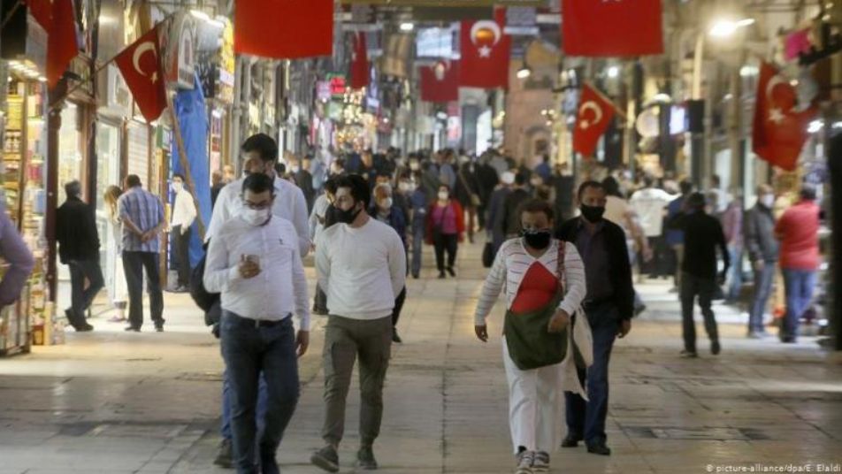 صحيفة تركية تكشف عن أكثر مهنة يعمل بها السوريون في تركيا
