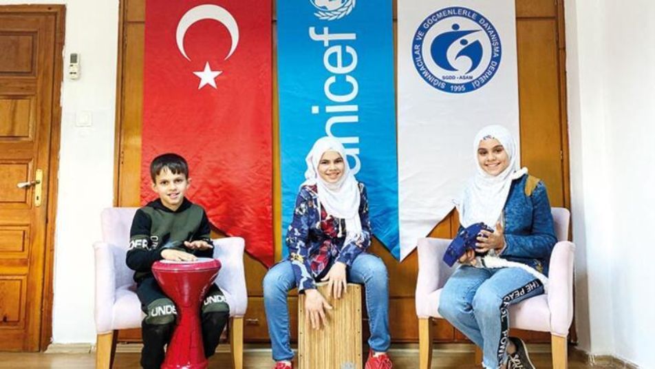 صحيفة تركية تشيد بأطفال سوريين: أصبحوا نموذجاً للصبر والبطولة