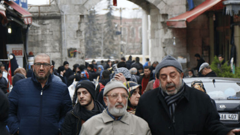 والي إسطنبول يصحح أرقاماً مغلوطة نشرها إمام أوغلو عن عدد السوريين والأجانب في المدينة