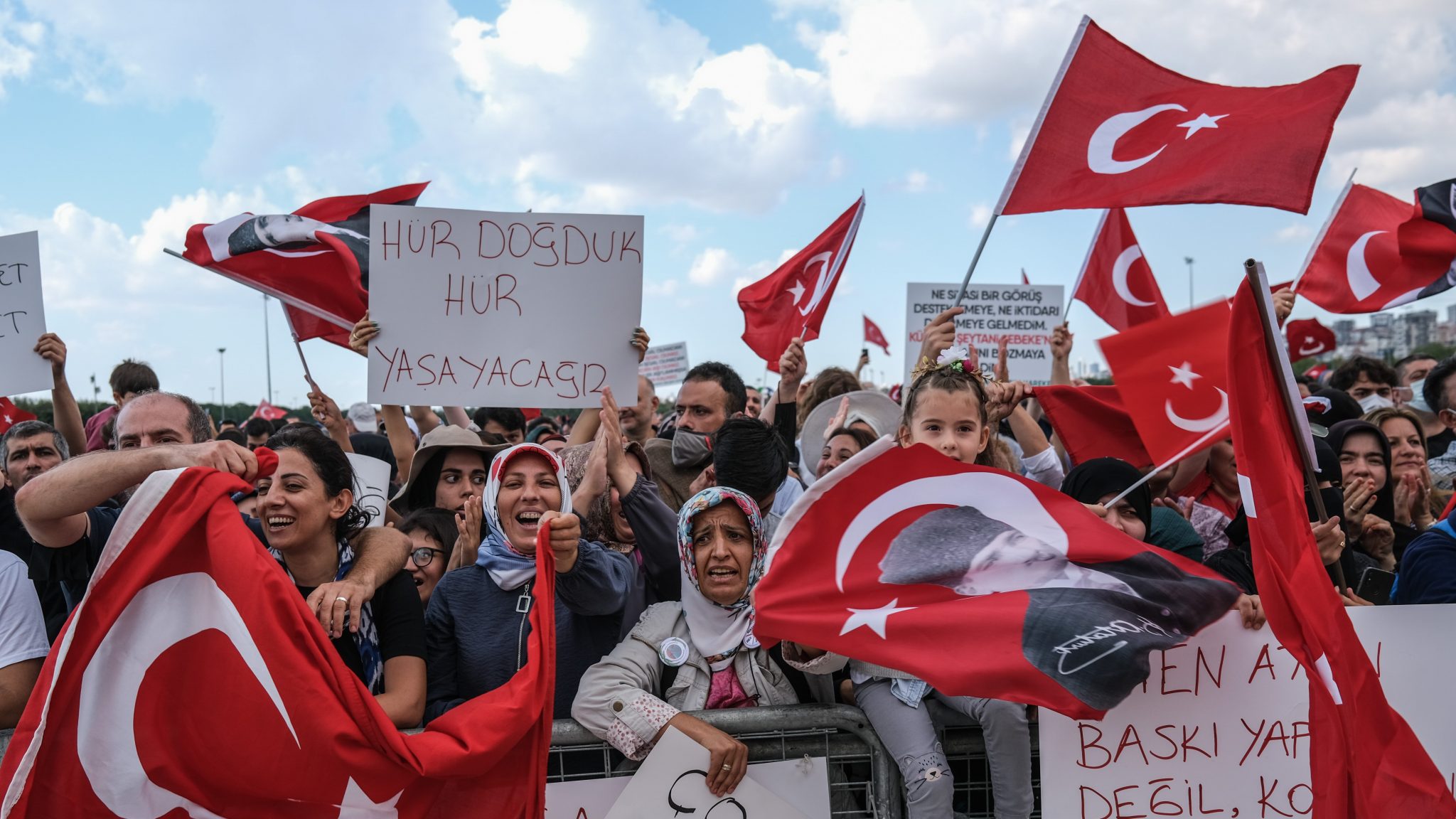 تركيا.. مناهضو “التطعيم ضد كورونا” يؤسسون حزبًا سياسيًا
