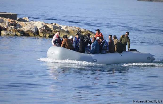 ألماني يتطوع لنقل عائلة سورية بقاربه من تركيا دون مقابل