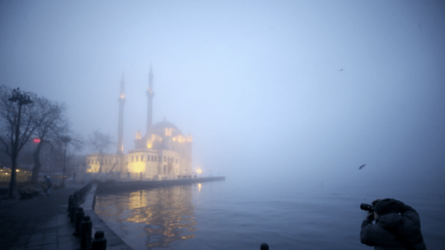 ضباب كثيف يغطي إسطنبول ويدفع السلطات إلى تعليق رحلات النقل البحري ومرور السفن في البوسفور