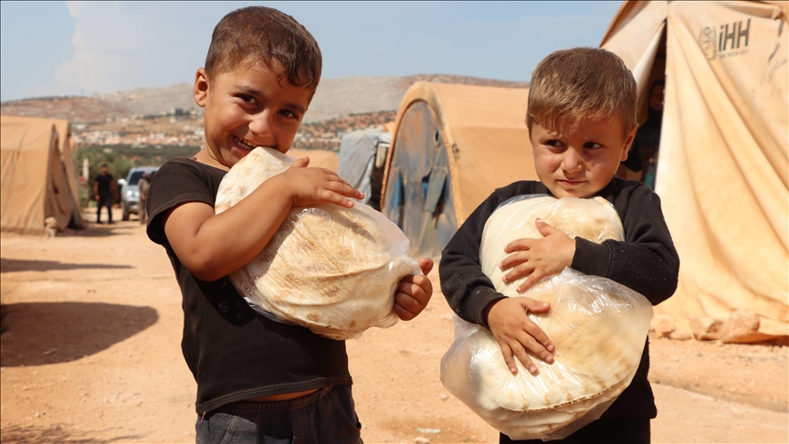 “الإغاثة” التركية (İHH) توزع 300 ألف رغيف خبز يوميا في سوريا
