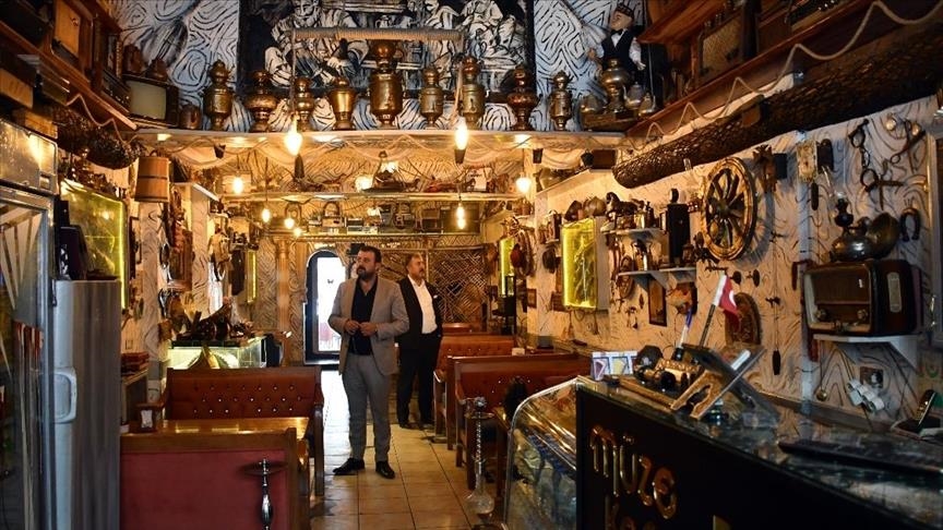 مقهى “المتحف” بتركيا يأخذ زواره في رحلة عبر التاريخ