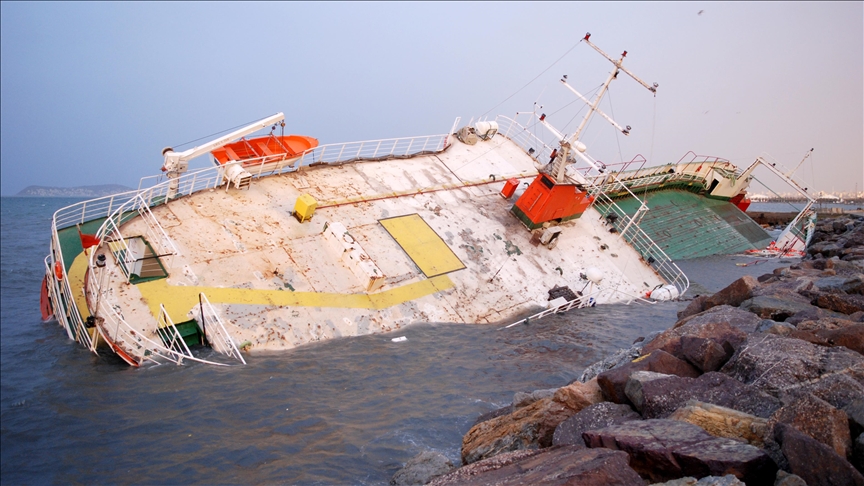 غرق سفينة دحرجة في إسطنبول بسبب العاصفة