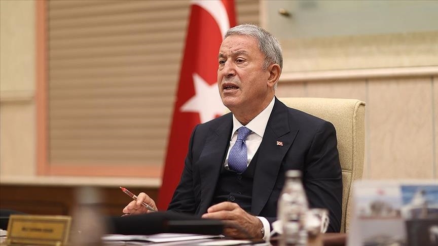 وزير الدفاع التركي يتفقد خط حدود بلاده مع إيران