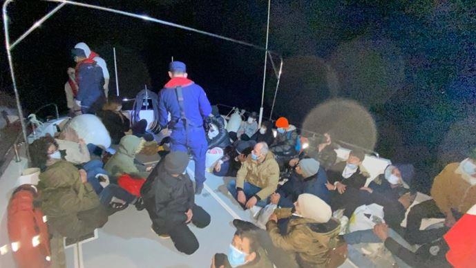 تركيا تعلن إنقاذ 58 مهاجرا أرغمتهم اليونان على العودة إلى مياهها الإقليمية