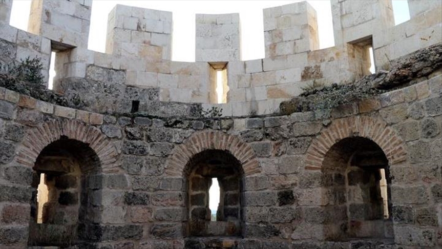 قلعة “باياس”.. وجهة عشاق التاريخ المفضلة جنوبي تركيا