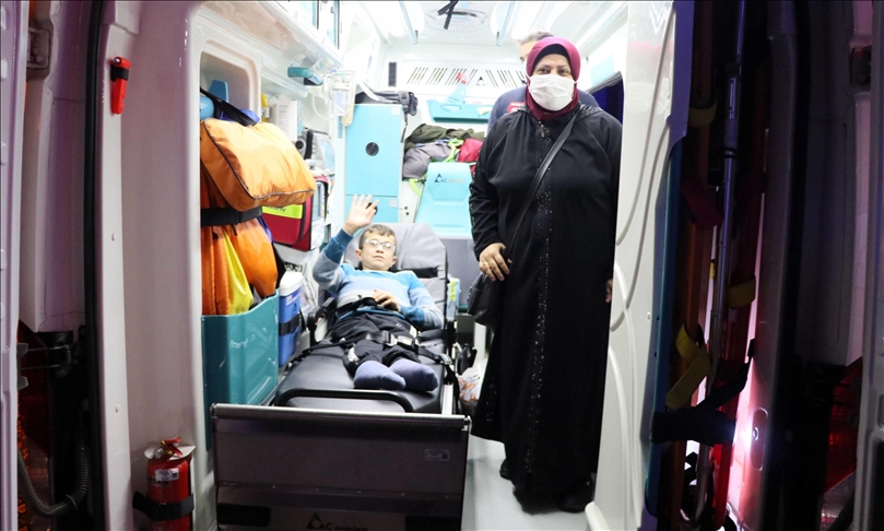 مصاب بعموده الفقري.. سوري يتعافى تدريجيا بجهود مشفى تركي خاص