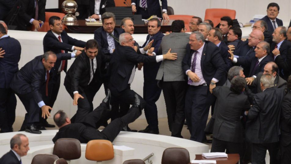 حركة لا أخلاقية لـ”كليجيدار أوغلو” تلغي جلسة للبرلمان التركي (فيديو)