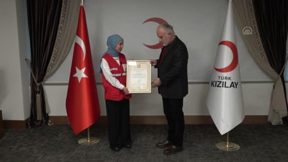 الهلال الأحمر التركي يكرم شابة سورية ويشيد بأعمالها الاستثنائية