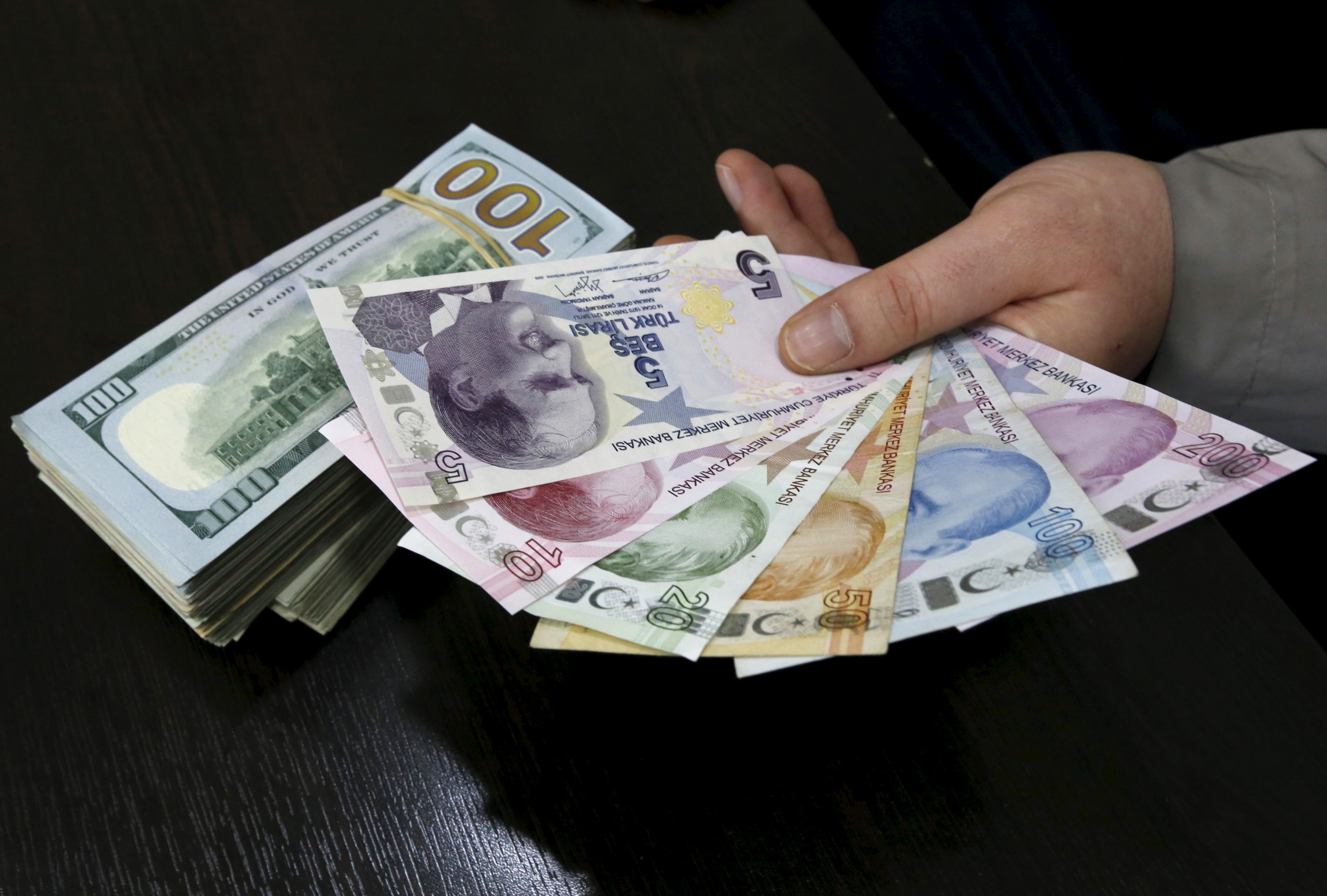 انهيار جديد بسعر صرف الليرة التركية مقابل الدولار واليورو في تعاملات اليوم الإثنين 20 / 12 / 2021