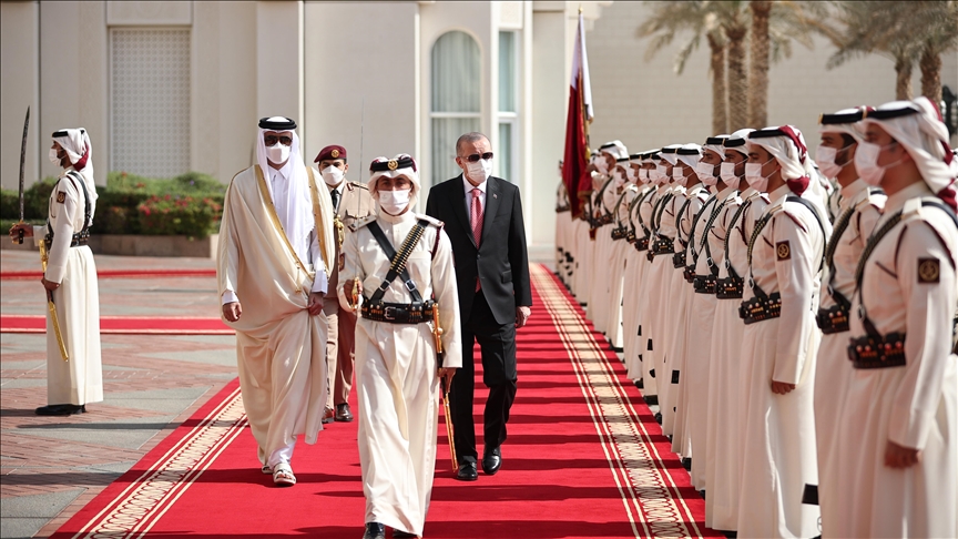 أمير قطر يستقبل الرئيس التركي بمراسم رسمية