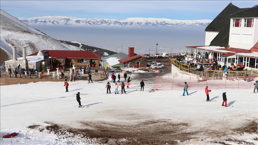 تركيا..إقبال سياحي على مركز “بلان دوكان” للتزلج