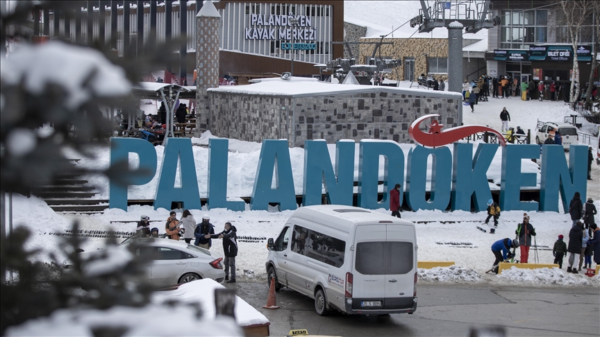 إقبال كبير على مركز “بالان دوكان” للتزلج في أرضروم التركية