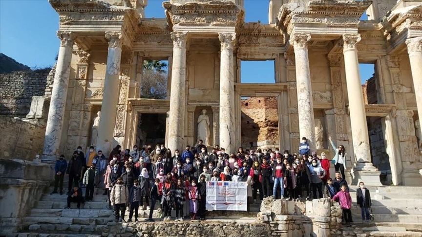 طلاب أتراك وسوريون يزورون مدينة أثرية في إزمير