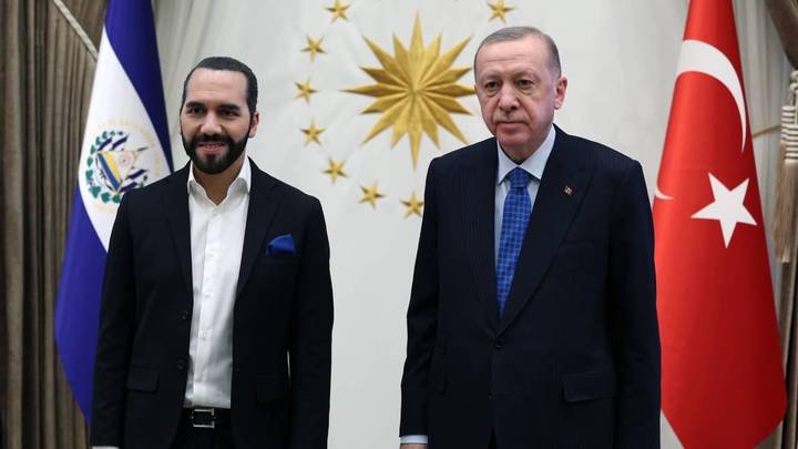 زار أنقرة والتقى أردوغان.. ما قصة “رئيس جمهورية بتكوين” فلسطيني الأصل؟