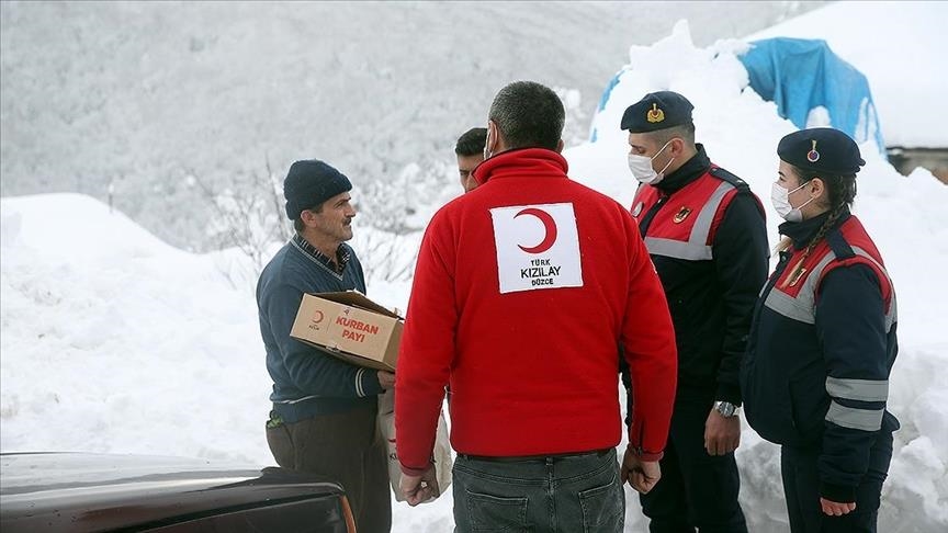 الهلال الأحمر التركي يغيث العالقين بالطرق بسبب الثلوج