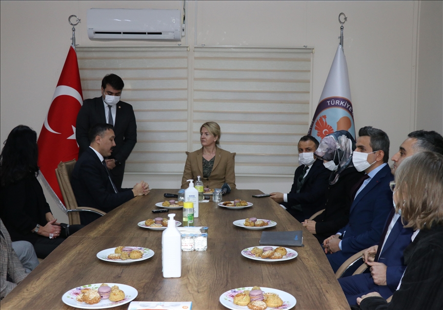 وزيرة خارجية إستونيا تزور مركزا لإيواء السوريين بأضنة التركية