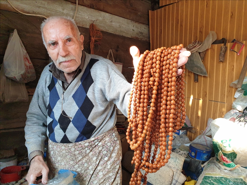 حرفي تركي يصنع سبحات معطرة من بذور “العرعر” السوري