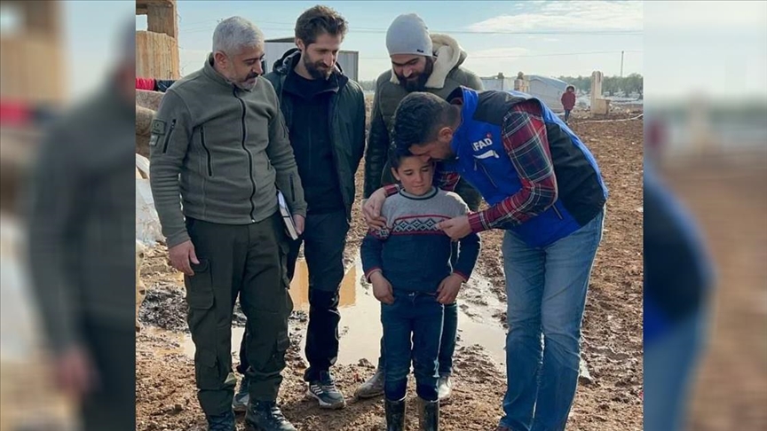 كان يرتعش من البرد.. “آفاد” التركية تغيث طفلا سوريا بمخيمات إدلب