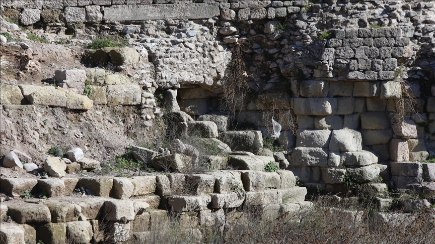 تركيا.. العثور على جدران سور عمرها 2500 عام