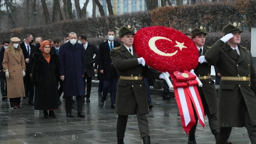 أردوغان يزور نصب “الجندي المجهول” في العاصمة الأوكرانية