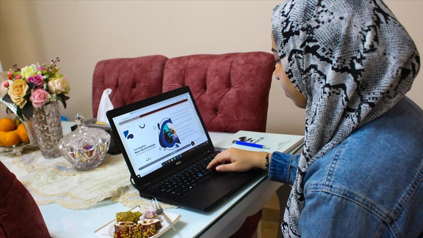 شابة مصرية تتعلم اللغة التركية من المسلسلات